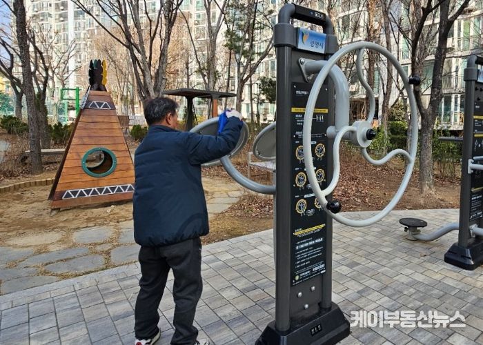 시니어 공원 지키미로 일하는 어르신이 꿈나무어린이공원에서 운동기구를 청소하고 있다.