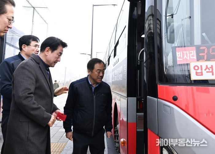 김동근 시장이 3월 13일 아침 1205번 광역버스 출근길 현장 점검을 위해 버스에 탑승하고 있다.