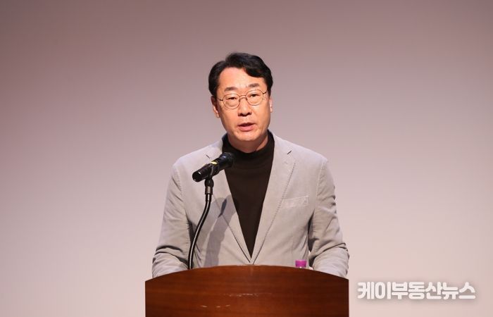 정명근 화성특례시장이 15일 장학관 입사식에 참석해 기념사를 말하고 있다