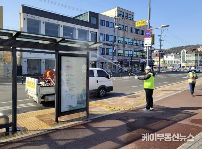 새봄맞이 수원시 팔달구 버스승강장 대청소 실시