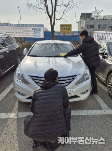 시 관계자가 체냡 차량을 대상으로 번호판 영치를 진행하고 있다.