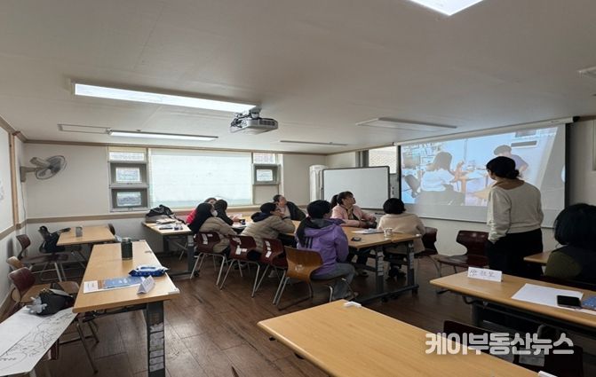 대상자들이 시청각 자료를 시청하고 있다.