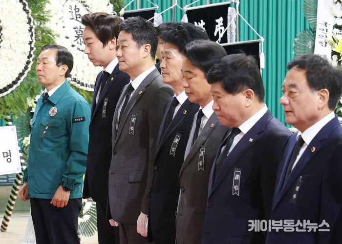 경기도의회 김진경 의장, 26일 ‘산청 산불진화 희생자 합동분향소’ 조문