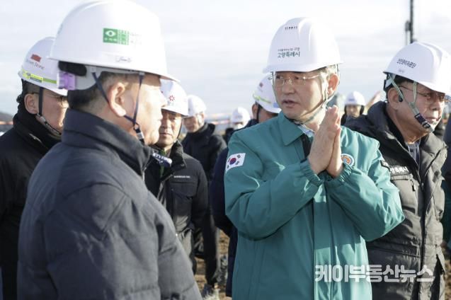 고양창릉 공공주택건설 현장을 점검하고 있는 이동환 고양시장