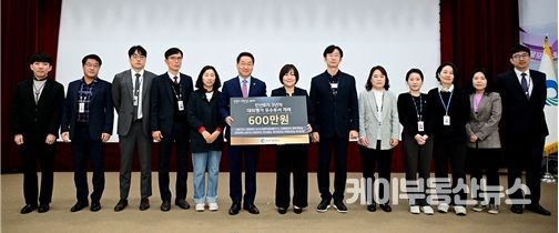 유정복 인천시장이 1일 시청 대회의실에서 열린 ‘4월 월례조회’에서 성과 우수부서를 격려하고 있다