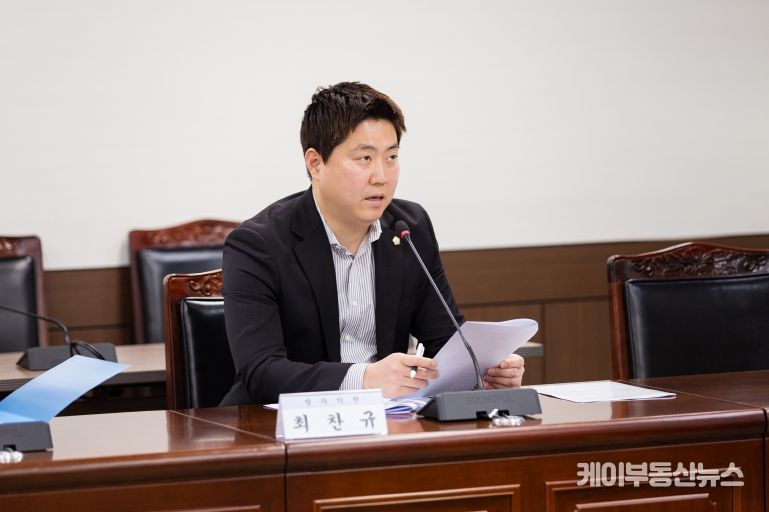 안산시의회 최찬규 의원이 지난달 26일 제296회 임시회 도시환경위원회에서 자신이 발의한 ‘안산시 영농폐기물 수거 지원 등에 관한 조례안’에 대해 발언하고 있다.