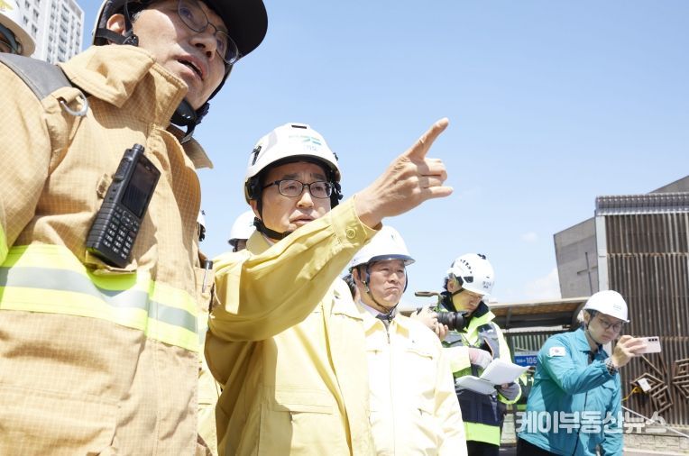 15일 오후 김동연 경기도지사가 광명 신안산선 붕괴 사고 현장을 찾아 후속점검을 하고 있다.