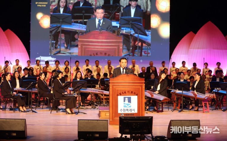 수원특례시의회 이재식 의장, 2025 수원연등축제 참석…시민과 함께 평화와 희망의 등불 밝혀
