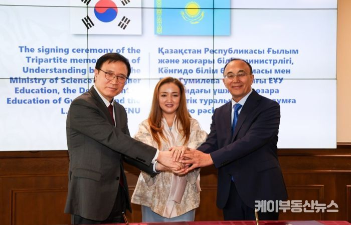 임태희 경기도교육감이 4월 26일(현지시간) 카자흐스탄 아스타나시에 있는 유라시아국립대에서 카자흐스탄 과학고등교육부, 유라시아국립대학교와 업무협약(MOU)을 체결한 뒤 기념촬영을 하고 있다.