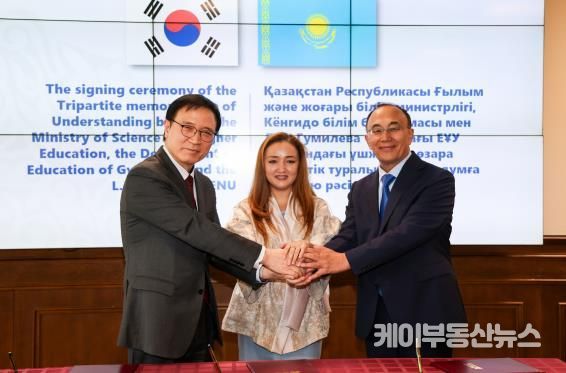 카자흐스탄 가니 베이셈바예프 교육부장관, 주카자스흐탄 대사와 기념 촬영