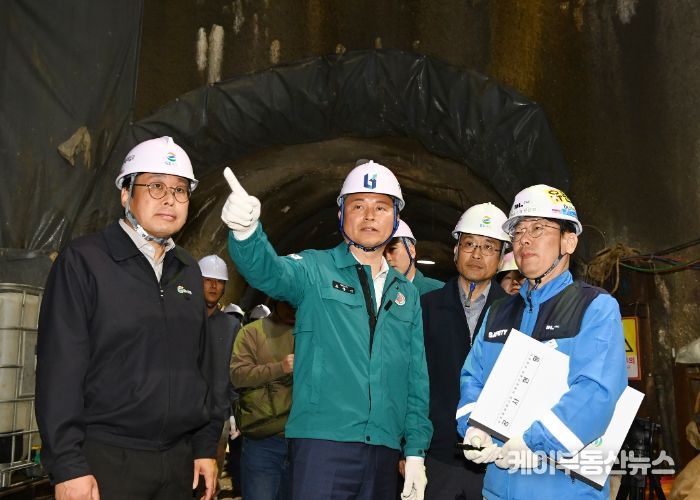 조용익 부천시장이 GS파워 부천열병합발전소 현대화사업 지중송전설비 공사 현장에서 철저한 안전관리 당부하고 있다.