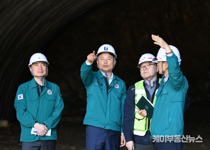 조용익 부천시장이 광명~서울 고속도로 3공구 공사현장을 방문해 진행상황을 점검하고 있다.