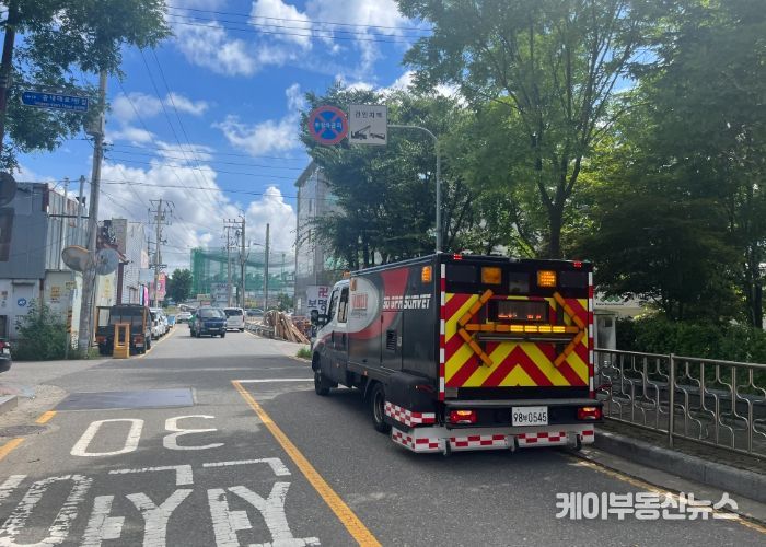 지표투과레이더(GPR)에 탐사 차량이 부천시 도로를 주행하며 지반침하 여부를 확인하고 있다.