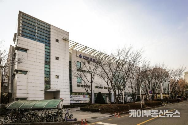 용인특례시가 7년 연속 경기도 공공도서관 통계에서 대출 권수 1위를 기록했다. 사진은 도내 도서관 가운데 대출 권수 1위를 기록한 수지도서관 전경