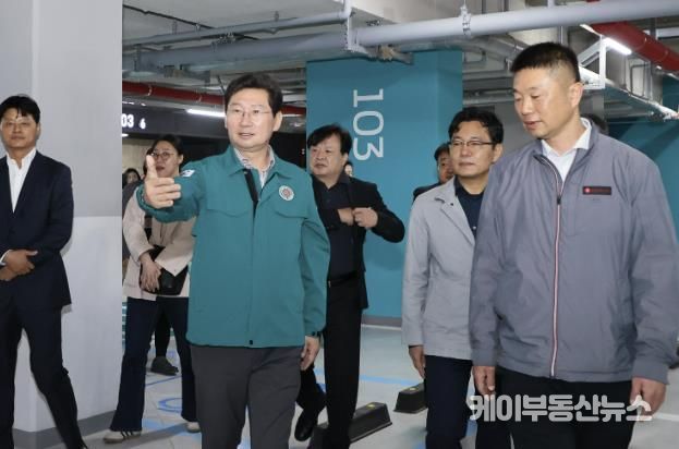 이상일 용인특례시장이 29일 시 용인시 품질점검단과 함께 롯데캐슬 하이브엘 지하 주차장 시공 상태를 살펴보고 있다.