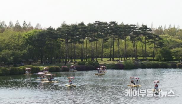 호수 위 수상꽃자전거 체험