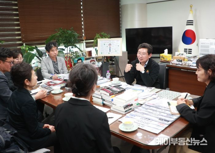 이상일 용인특례시장이 4월 30일 자매도시인 미국 윌리엄슨 카운티 경제개발청 관계자들을 만나 두 도시간 기업과 대학의 협력방안을 논의했다