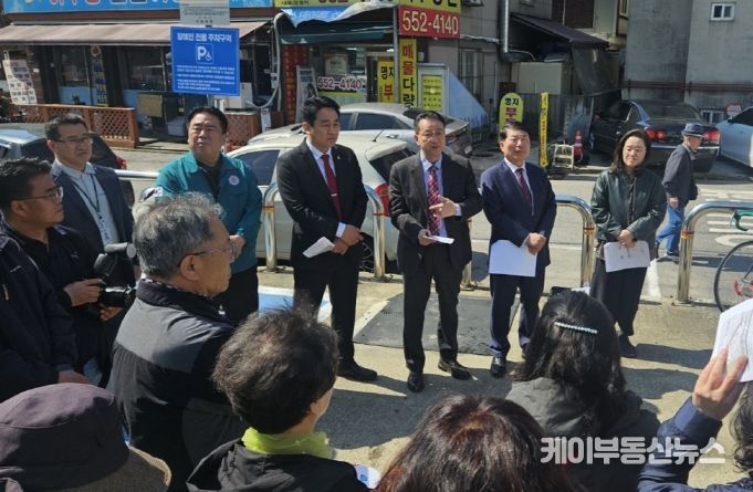 백현종·이은주 의원, 구리 인창천 생태하천 복원 사업 현장 점검