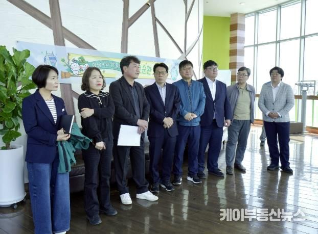 5월 7일 ‘하남시 결산검사 위원(대표위원 최훈종 의원) 7명이 ’하수처리장 증설사업‘ 현장을 방문하여 브리핑을 받고 있다 (사진_하남시의회 제공)