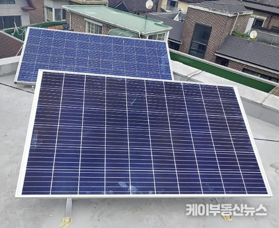 건물 옥상 앵커형 미니태양광 발전설비(모듈 2장) 설치한 성남지역 단독주택