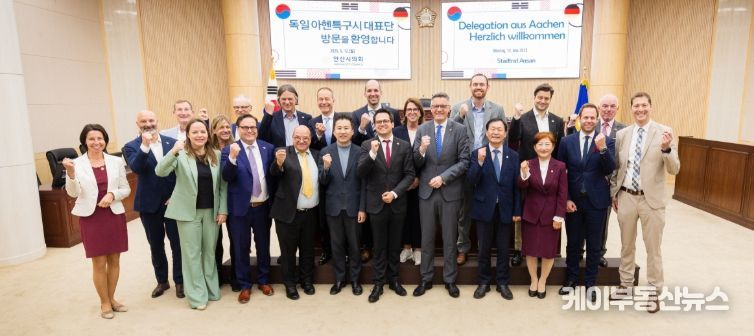 안산시의회 박태순 의장과 현옥순 의회운영부위원장, 송바우나 의원이 12일 의회를 찾은 독일 아헨특구시 대표단을 접견했다. 사진은 본회의장에서 기념 촬영에 임하고 있는 의원들과 대표단의 모습.