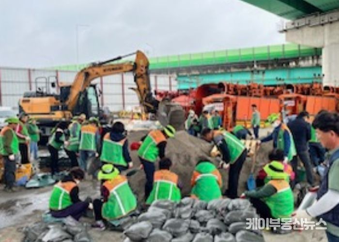 모래마대 포장 작업 모습