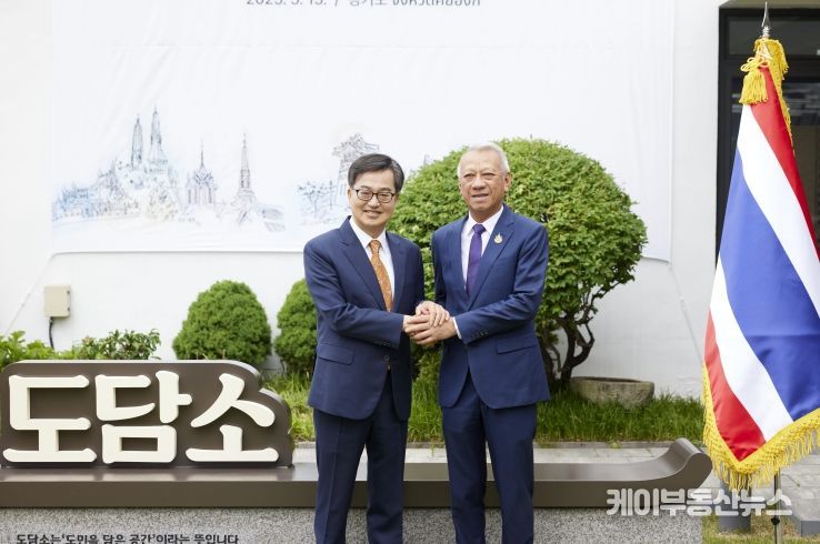 15일 오후 도담소에서 김동연 경기도지사가 피팟 라차낏쁘라칸 태국 노동부 장관과 기념촬영을 하고 있다.