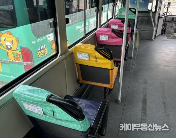 고객만족도 조사를 위해 화성도시공사가 운영하는 화성 희망버스 좌석 뒤에 스티커를 부착하였다. (화성도시공사 제공)