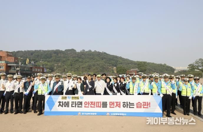 캠페인 참석자들이 단체사진을 촬영하고 있다
