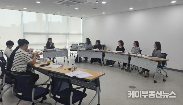 수원시가 제1차 수원시 가족정책 중장기 기본계획(2026~2030) 연구용역 착수보고회를 열고 있다.