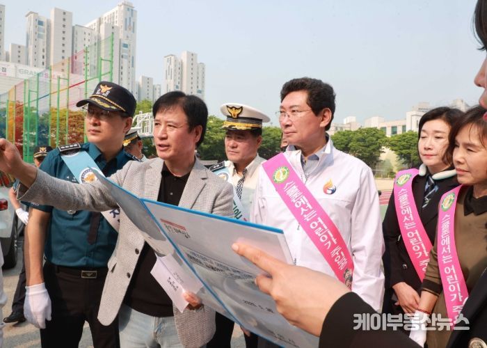 이상일 용인특례시장은 30일 서룡초를 찾아 학교 주변 통학로를 점검하고 교통안전 캠페인에 동참했다