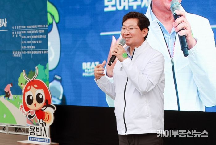 5일 시청 야외음악당에서 열린 용인 반딧불이 한마당에 참석한 이상일 시장이 인사말을 하고 있다