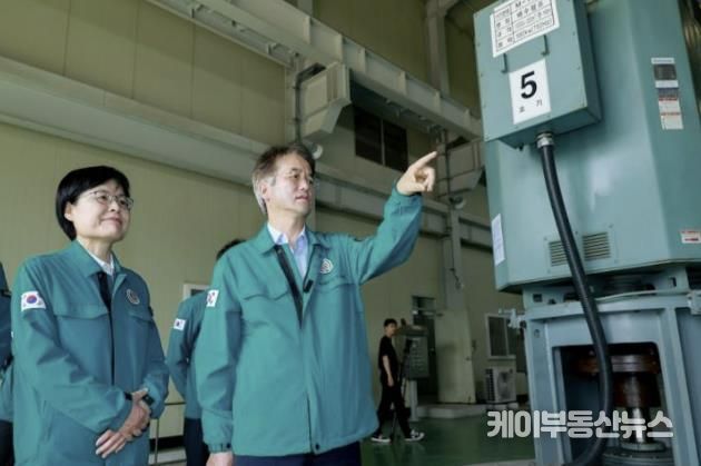강매배수펌프장 시설 점검 중인 이동환 고양특례시장(오른쪽)