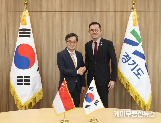 19일 오후 김동연 경기도지사가 경기도청 집무실에서 에릭 테오 주한 싱가포르 대사와 이임 면담전에 기념촬영을 하고있다.