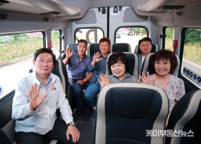 이상일 용인특례시장이 19일 오전 수용응답형 교통수단 '똑버스'에 탑승해 처인구 이동·남사읍 주민들과 의견을 나눴다.