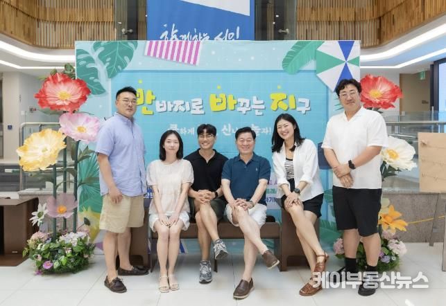 박승원 광명시장(왼쪽에서 네 번째)이 23일 오전 반바지 시즌의 일환으로 열린 ‘반바지 데이’ 행사에 참여해 본관 로비 포토존에서 직원들과 기념사진을 촬영하고 있다.