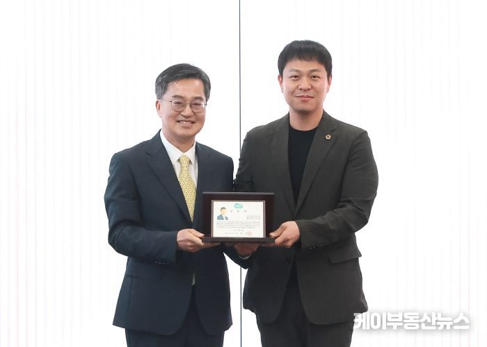 경기도의회 유영일 의원, 협치와 민생정치 성과로 경기도지사 공로패 수상