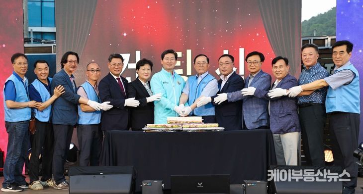 이상일 시장은 27일 용인중앙시장 별빛마당 야시장 축제 개장식에 참석해 케이크 커팅을 하고 있다