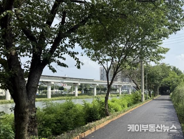용인특례시는 유림동 일대 경안천 제방 둑마루 구간을 정비했다