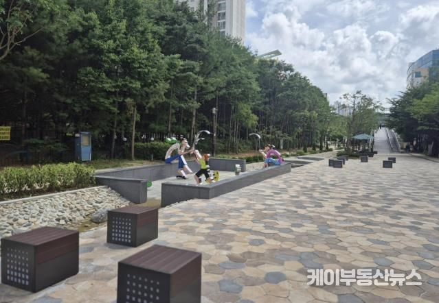 정비를 마친 동백지구 보행자통로