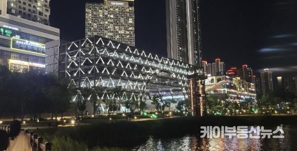 동탄 호수공원 인근 주차난 해소와 문화행사, 공원이용객의 편의를 위한 ‘동탄 호수공원 주차타워’ 야간 전경