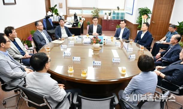 장수석 수원영통구청장, 영통구 단체장과 반가운 첫 만남