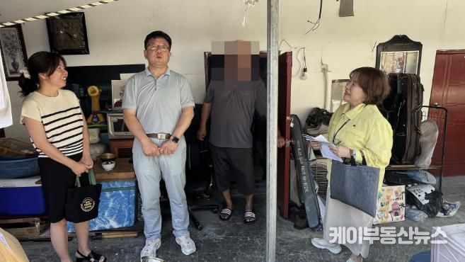 김현수 수원시 제1부시장이 쪽방촌을 방문해 주민의 안부를 묻고 있다.