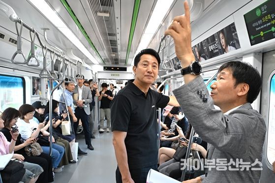 오세훈 서울시장이 어제 철도시설물 현장점검에 이어 12일(토) 오전 지하철 2호선을 탑승해 열차 내부 냉방 상황을 확인하고 비상호출장치, CCTV 등 시민안전시설을 확인하고 있다.