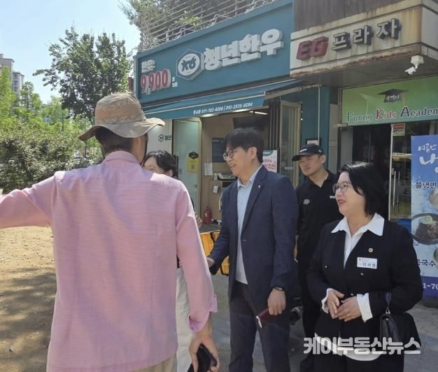 경기도의회 이서영 도의원, 장마철 대비 삼평동 봇들2단지 초입 벌말사거리 민원 즉각 대응… 감사함을 전달받기도