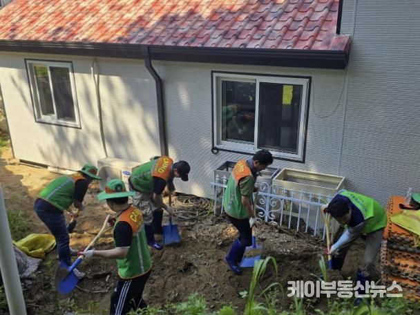 조용익 부천시장과 자율방재단은 지난 26일 폭우로 큰 피해가 발생한 경기 가평군 조종면 일대 피해 주택을 방문해 토사·폐기물 정리, 배수로 작업 등 복구작업을 진행했다.