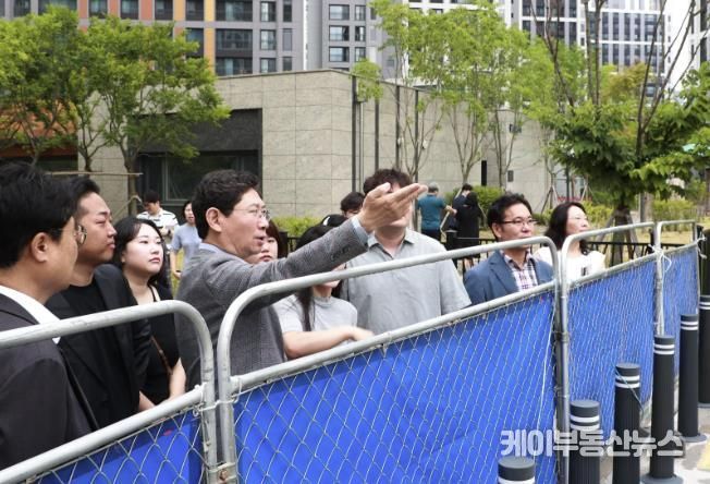 이상일 용인특례시장이 7월 16일 '힐스테이트 용인 고진역 공동주택 민생현장 소통버스킹'에서 주민들이 조속한 개방을 요청한 공원 현장을 확인하고 있다