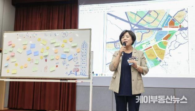신계용 과천시장이 지난 7월 과천주암지구 신혼희망타운 입주예정자 간담회에서 발언하고 있다