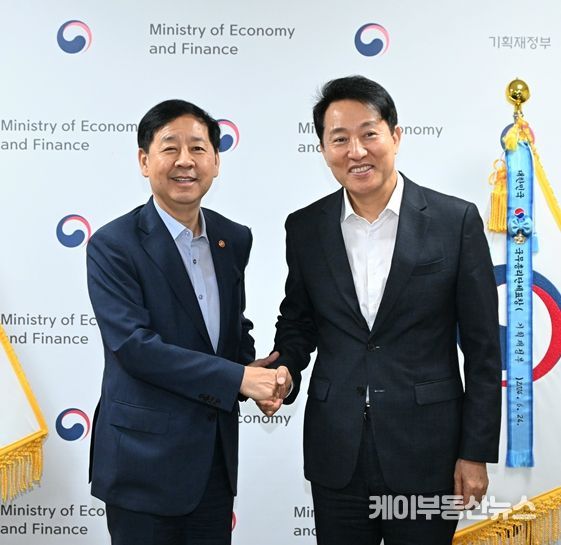 오세훈 서울시장이 14일 오전 구윤철 경제부총리와 인사를 나누고 있다