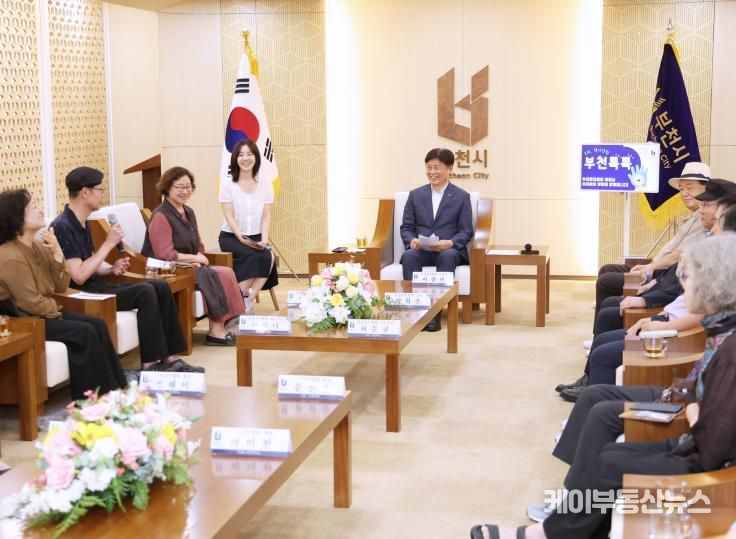 조용익 부천시장이 한 회원의 질문에 답변하고 있다.